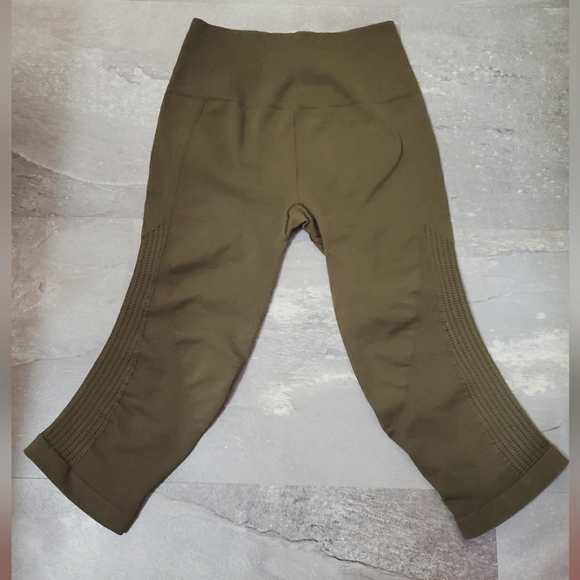lululemon athletica Pants - Lululemon High Rise Crop Olive Green Leggings. 16" Inseam. Size 8 (3 bars).